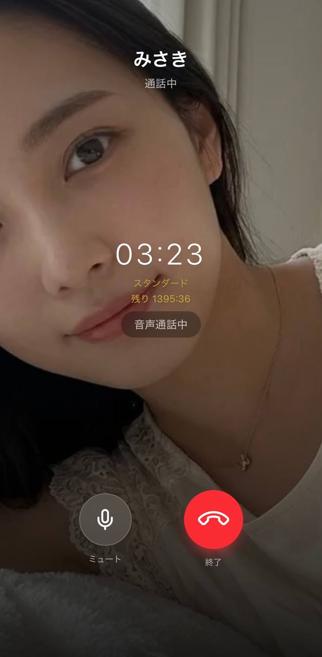 Aimaの音声通話画面。相手キャラ「みさき」、上部に名前と「通話中」、中央に通話時間と「スタンダード」「音声通話中」の表示。好感度ランクは表示なし。料理をしながら声で会話する様子